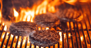 همبرگر روی توری بر روی آتش